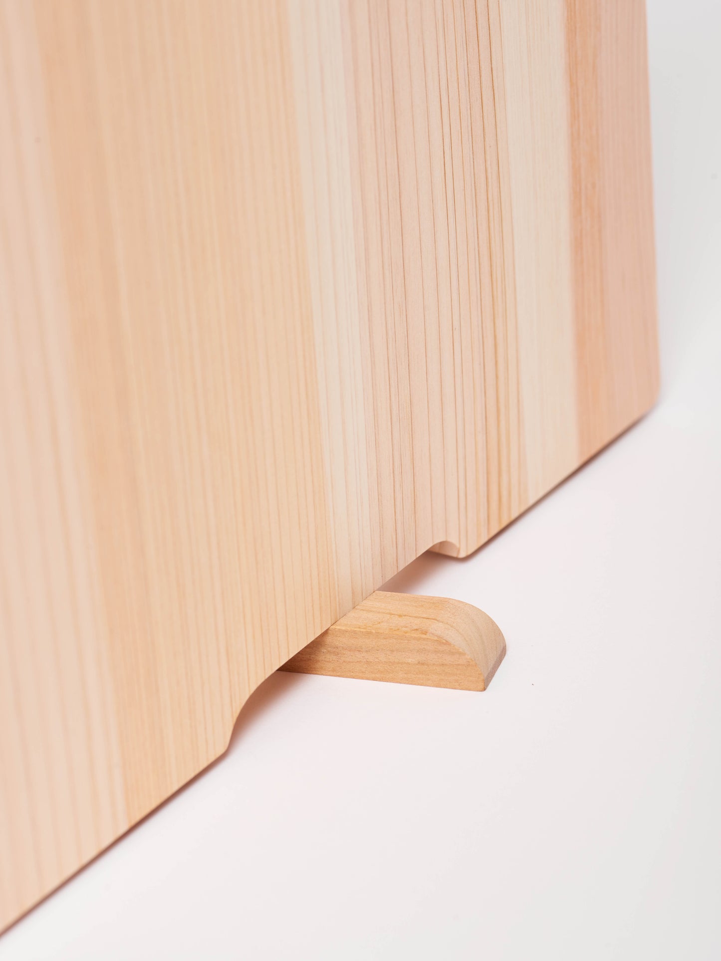 hinoki-japanese-cypress-chopping-board-with-stand-medium-3