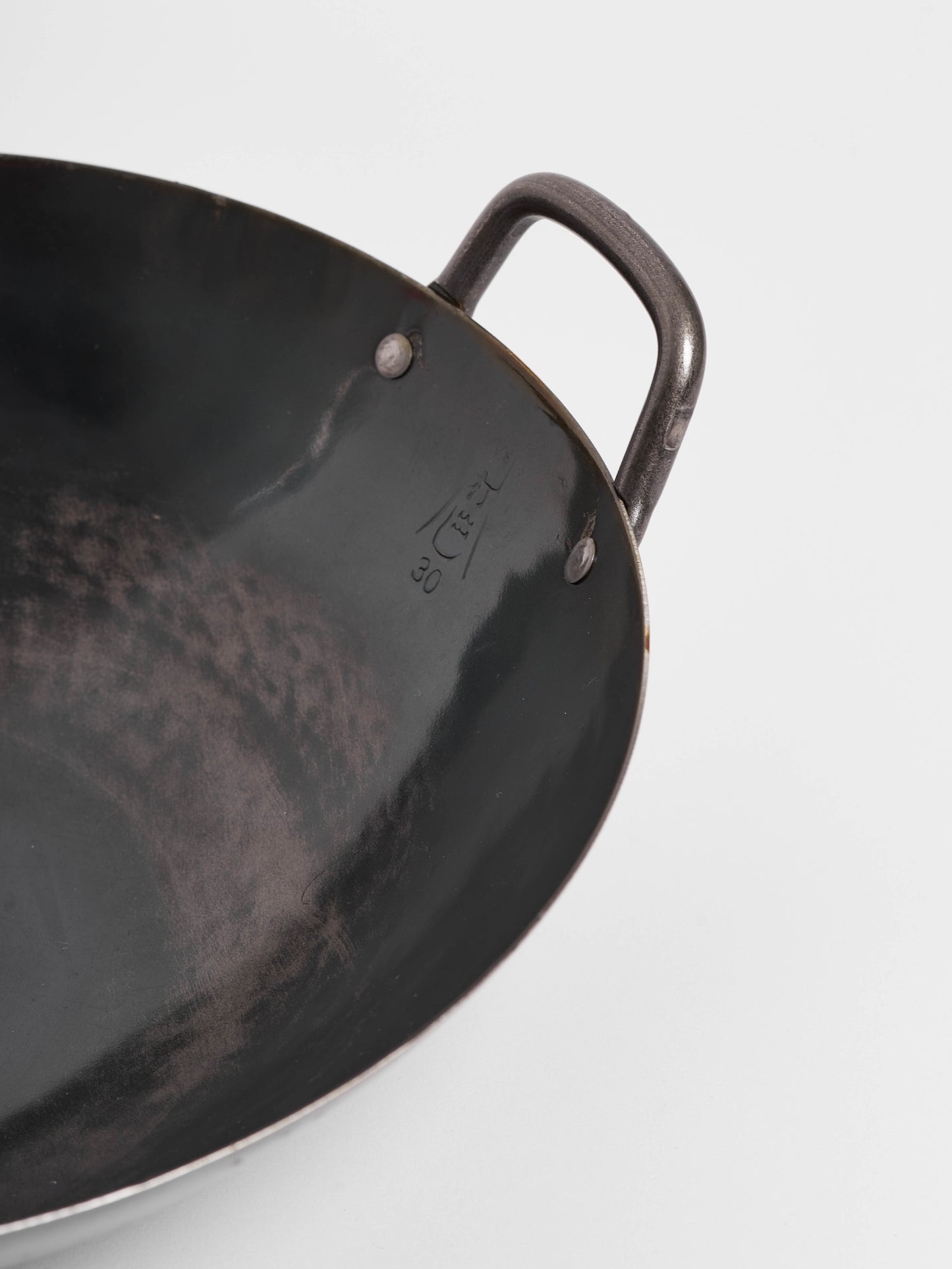 yamada-kogyo-hammered-iron-wok-with-double-handle-11-8in-4