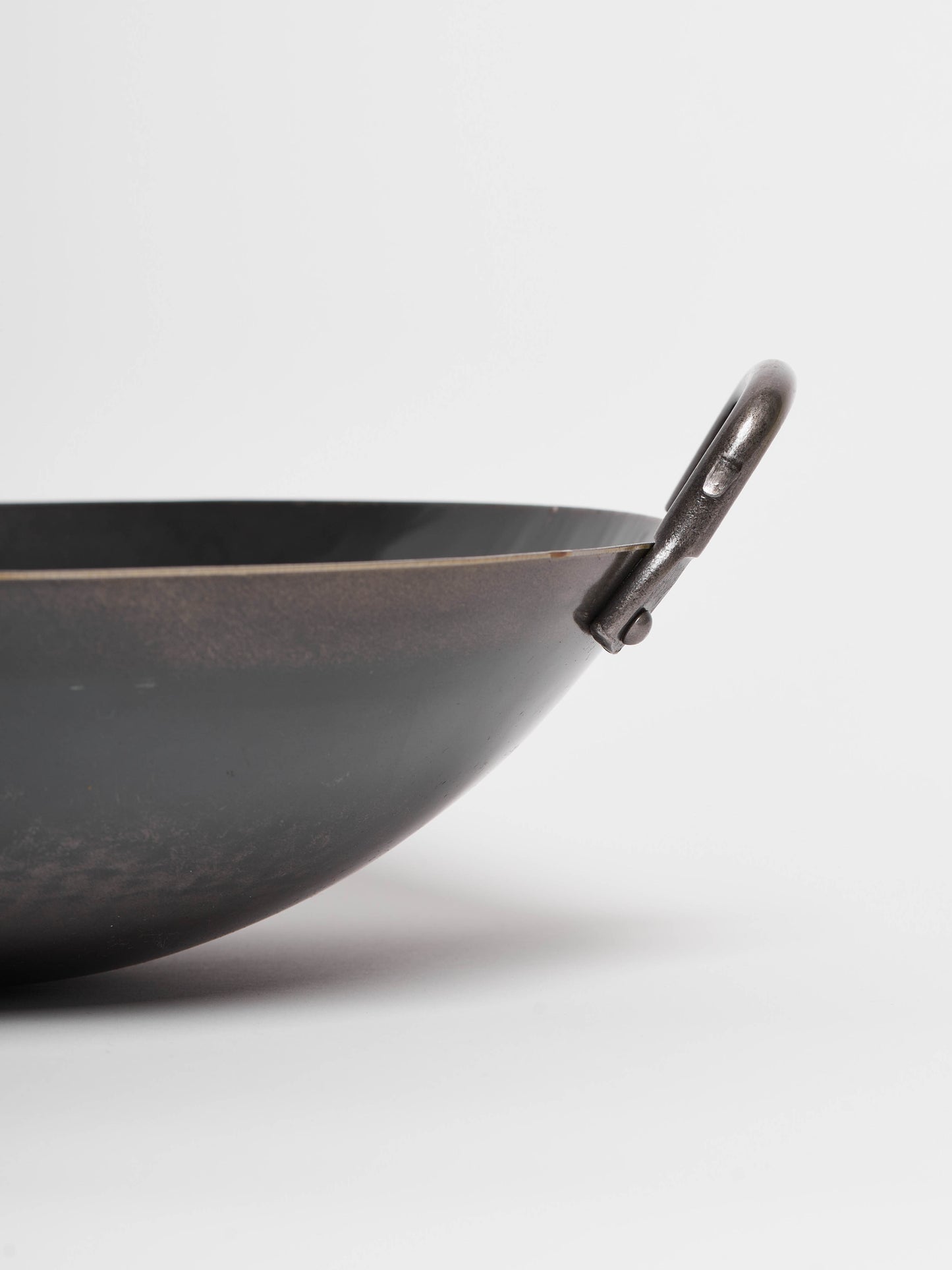 yamada-kogyo-hammered-iron-wok-with-double-handle-11-8in-3