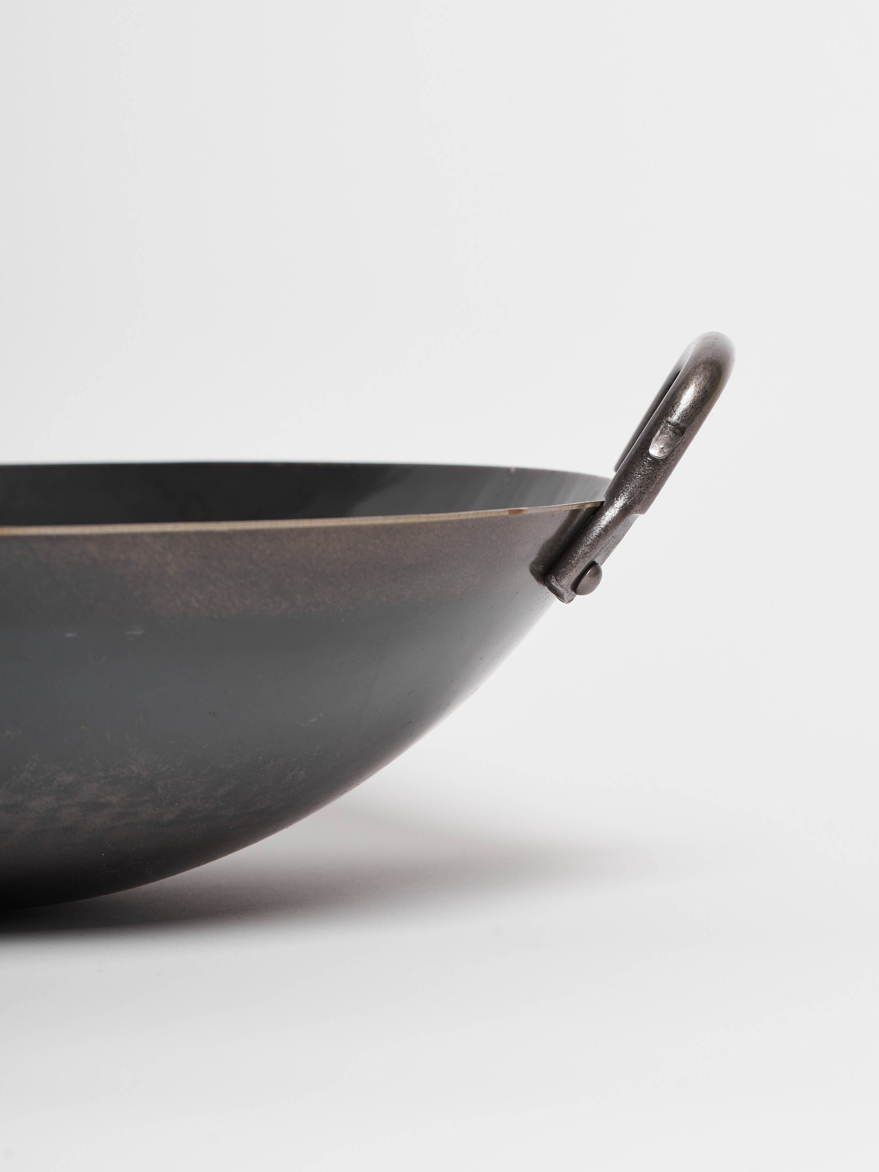 yamada-kogyo-hammered-iron-wok-with-double-handle-11-8in-3