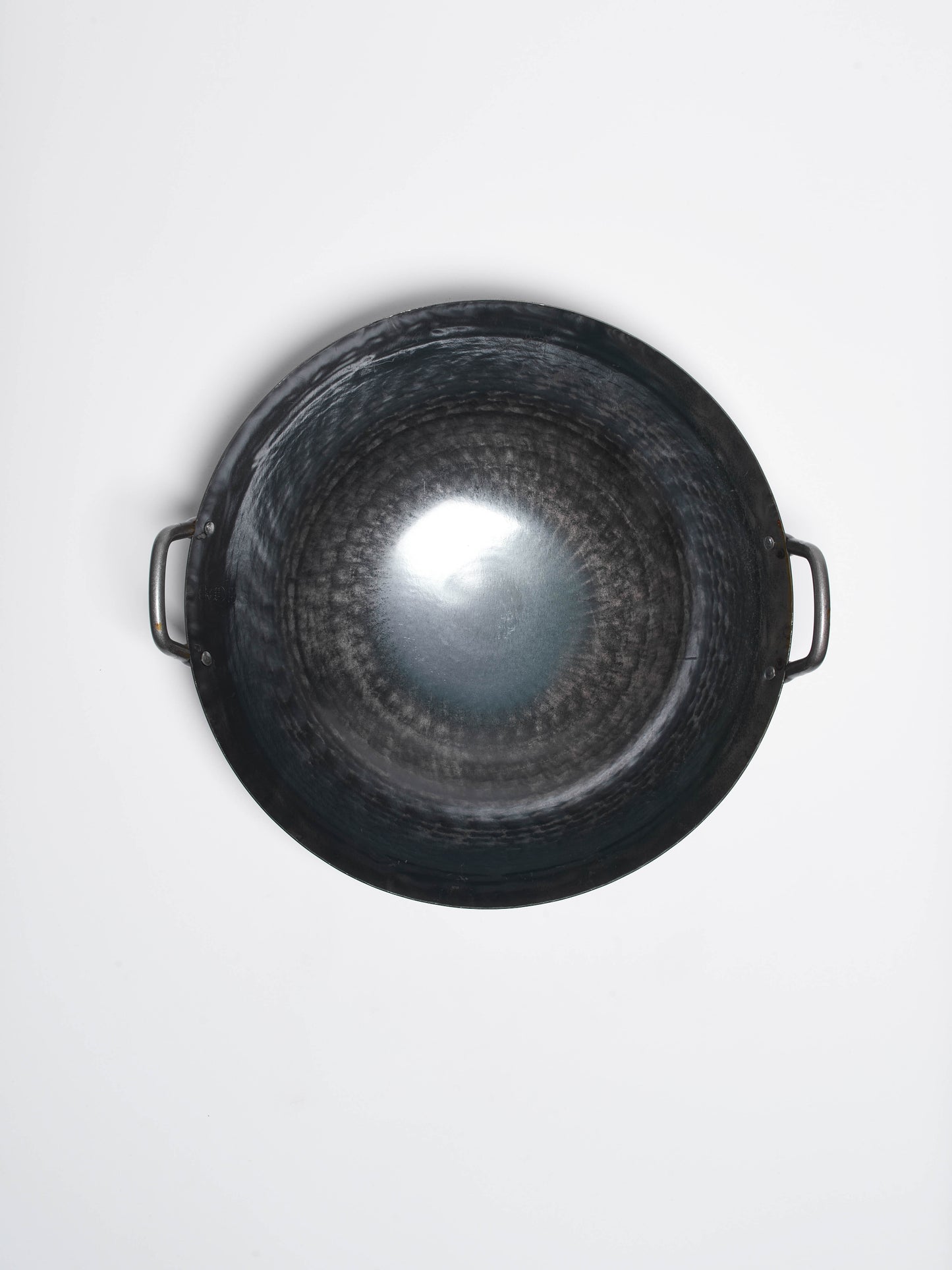 yamada-kogyo-hammered-iron-wok-with-double-handle-13-inch-1