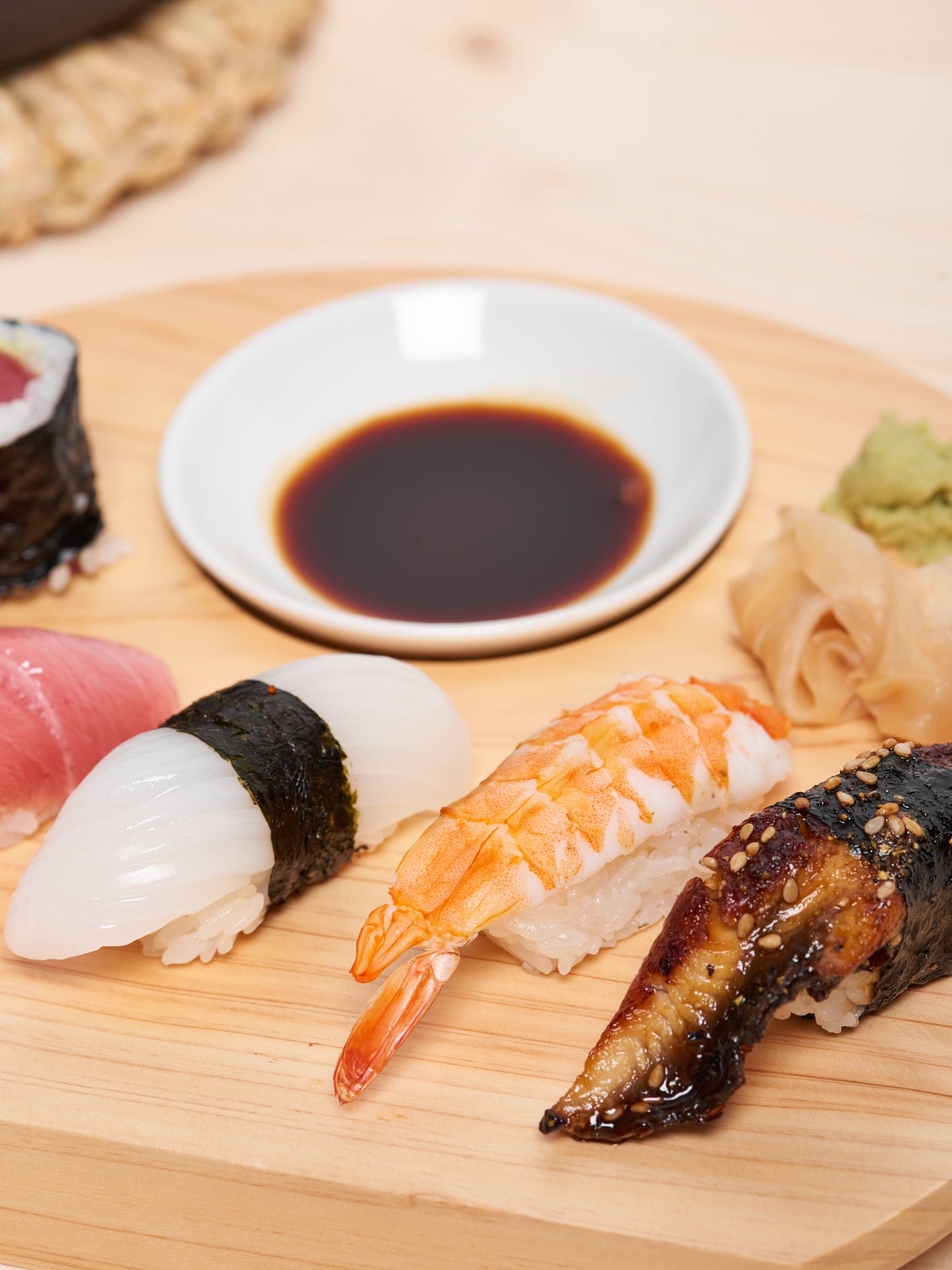 shimanto-hinoki-semicircle-sushi-tray-with-round-dish-3