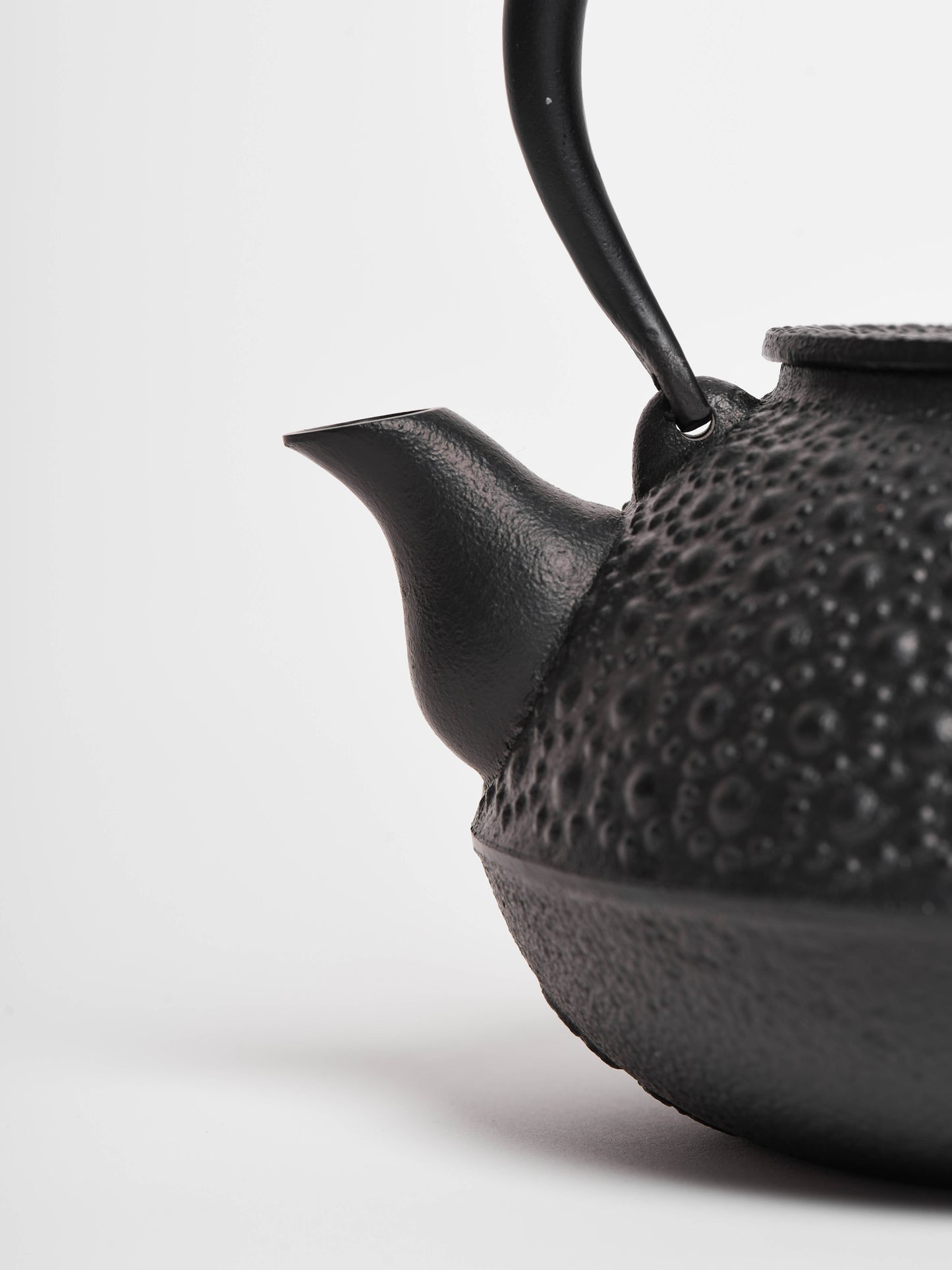 iwachu-nambu-cast-iron-teapot-arare-2